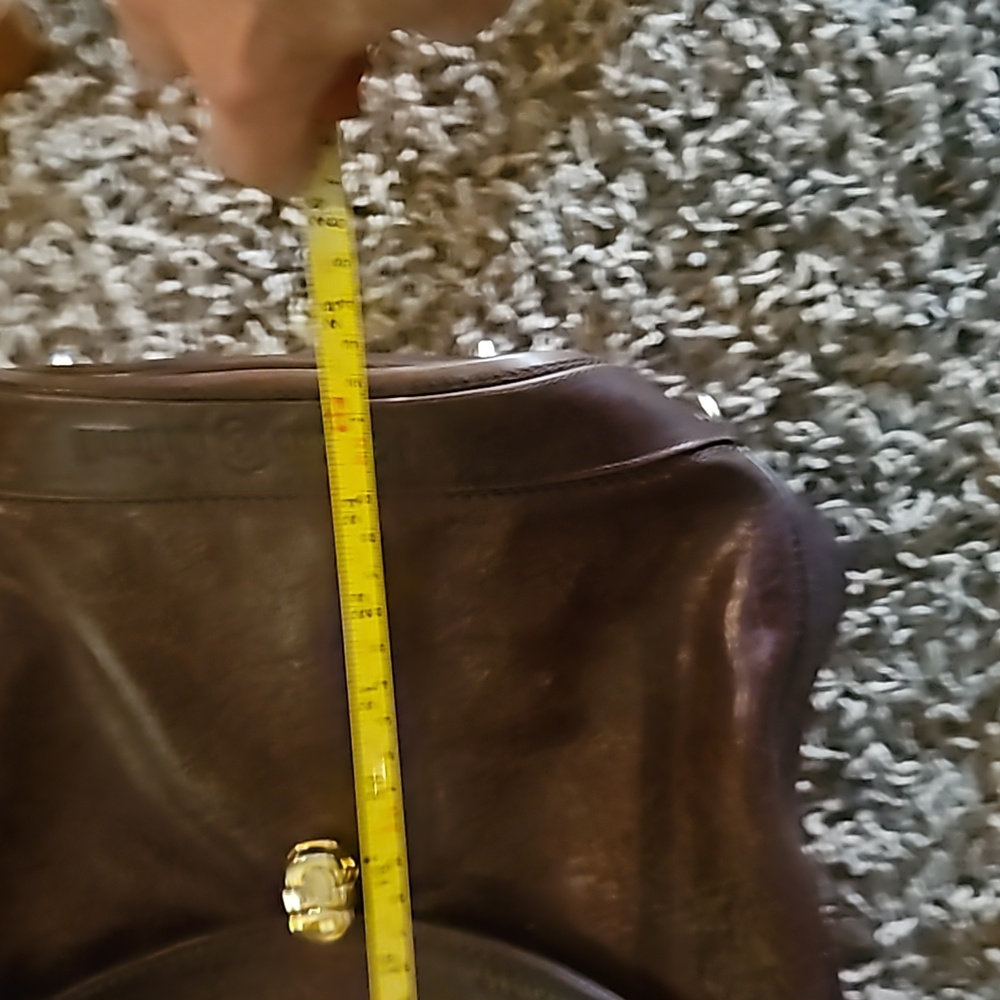 Elegant Brown Italian Leather Shoulder Bag - Picture 10 of 11